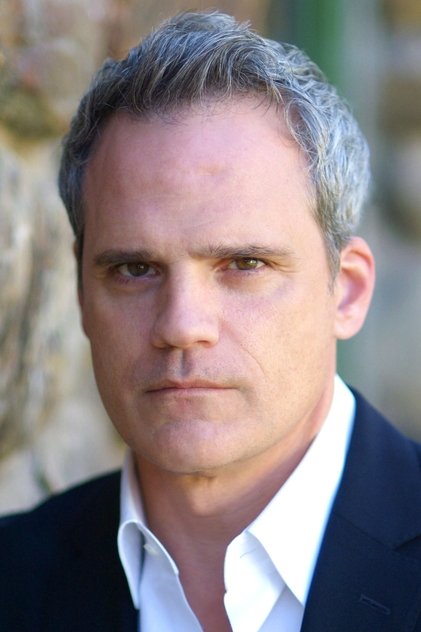 Michael Park como Bill Thomas