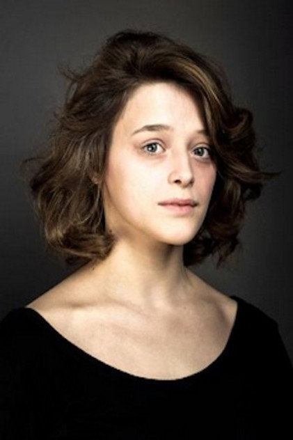 Adeline D'Hermy rolünde Suzanne Paturel