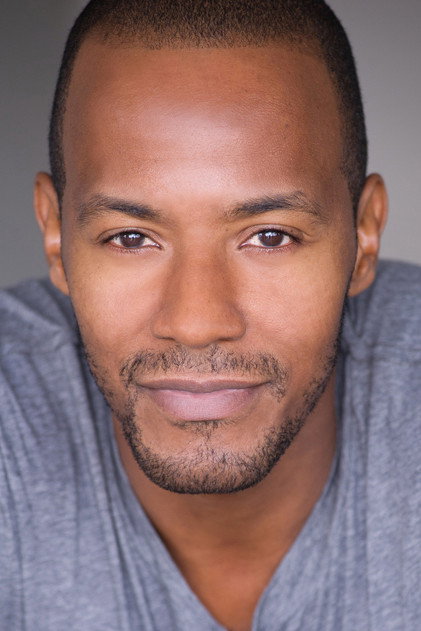 McKinley Freeman dans le rôle de Lewis Stewart