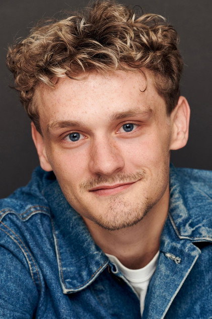 Ben Cook în rolul lui Beckett