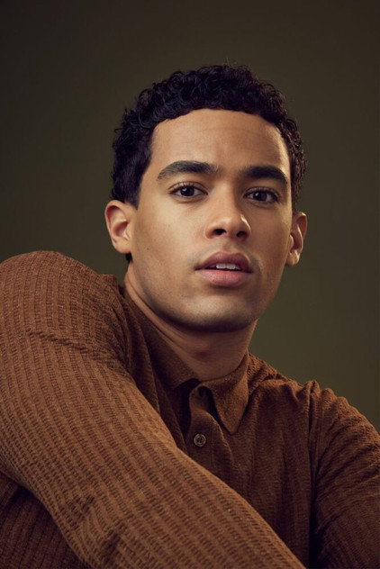Maxwell Cunningham como Adrian