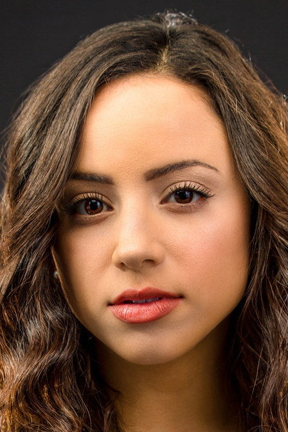 Kiana Madeira como Lena