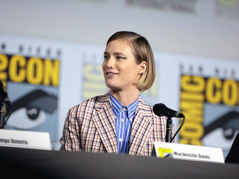 Avec Below sur Netflix, Mackenzie Davis reste l&rsquo;actrice que les blockbusters n&rsquo;ont pas comprise