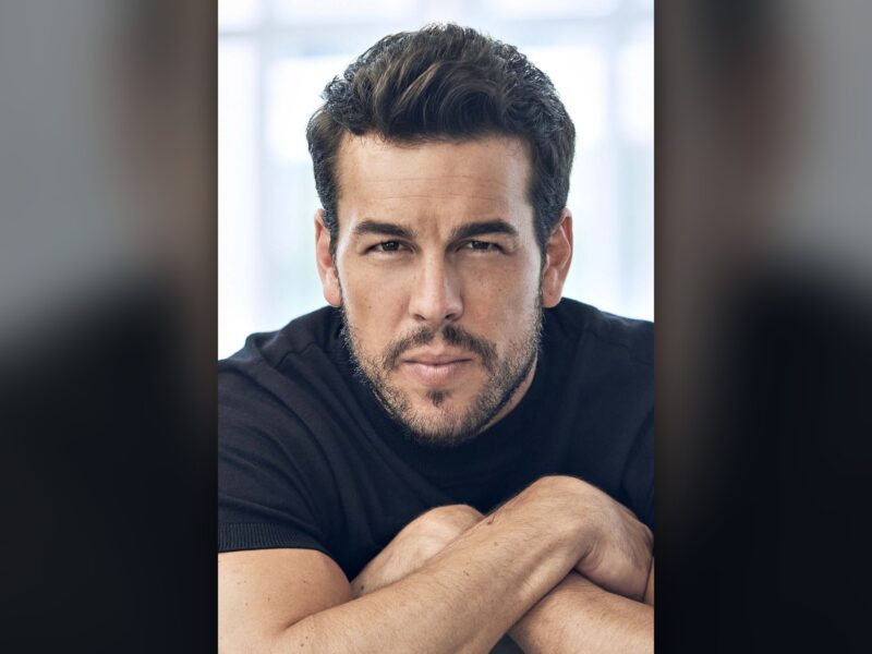 Mario Casas, o galã de pôster que agora dirige o irmão no ringue