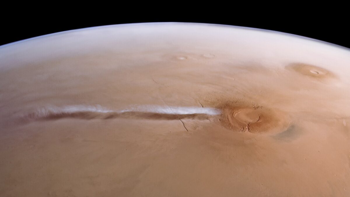 En 1.800 km lang sky på Mars tyder på is, der dannes helt uden støv