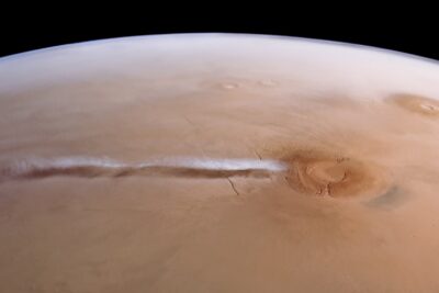 Sur Mars, un nuage de 1 800 km suggère une glace née sans poussière, du jamais-vu