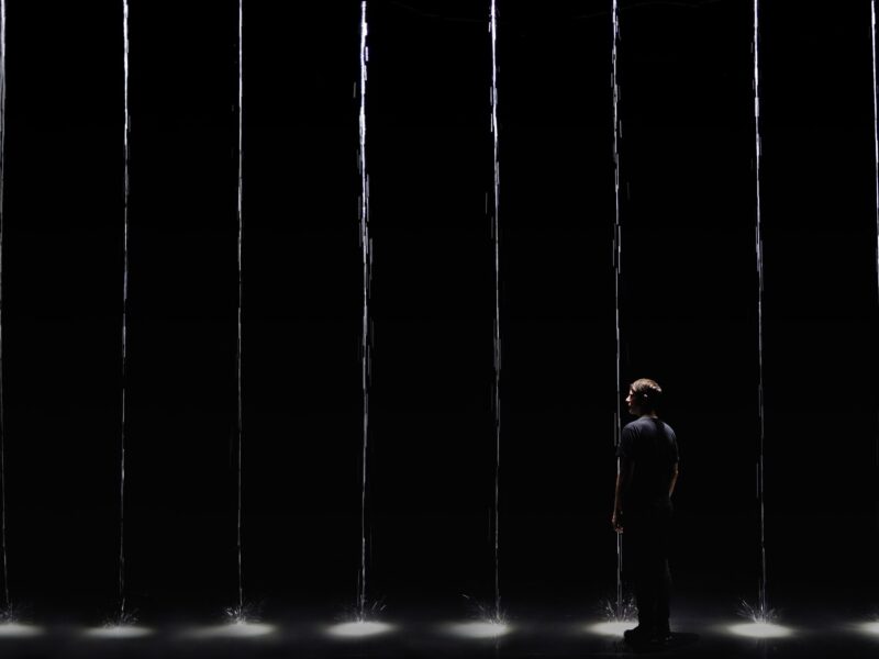 Transdisciplina cumple diez años en Málaga ante la gota milenaria del artista Martin Messier