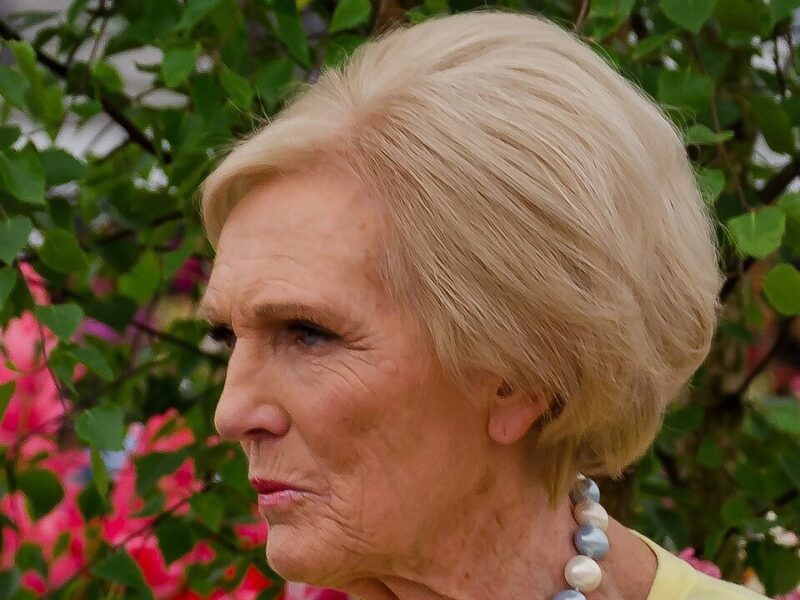 Mary Berry, kariyerini ilk denemede tutan tarifler üzerine kuran yemek kitabı yazarı