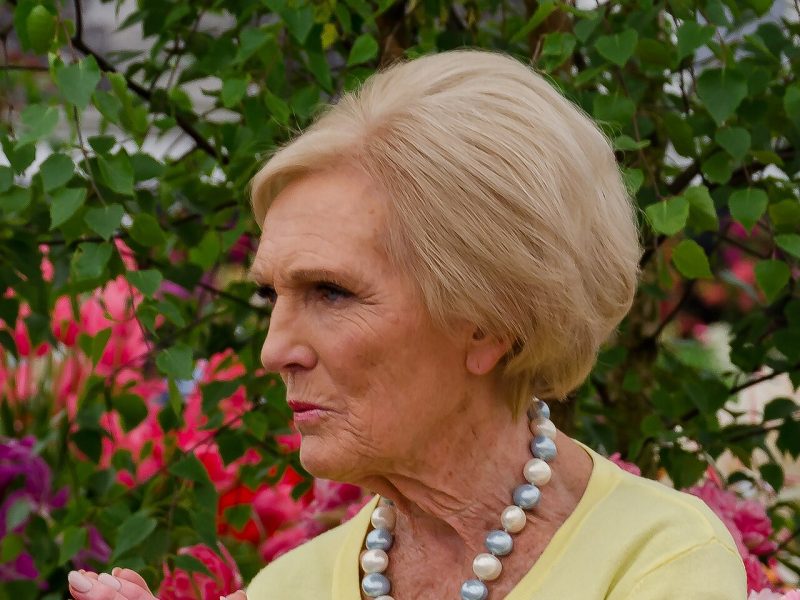 Mary Berry, la autora de libros de cocina que hizo carrera con recetas que salen a la primera