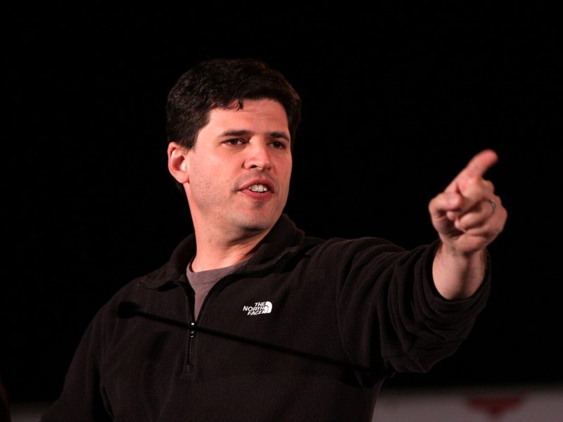 Max Brooks, lo scrittore che racconta l’apocalisse come un manuale di sopravvivenza