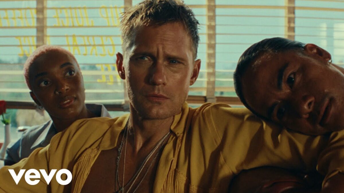 Alexander Skarsgård es el gigoló de Mr Charm, el nuevo video de The Rolling Stones