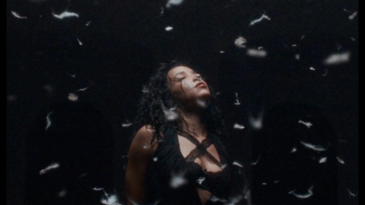 ティナーシェの「Pillow Fight」が、初のBillboard 200トップ10入りアルバムを予告
