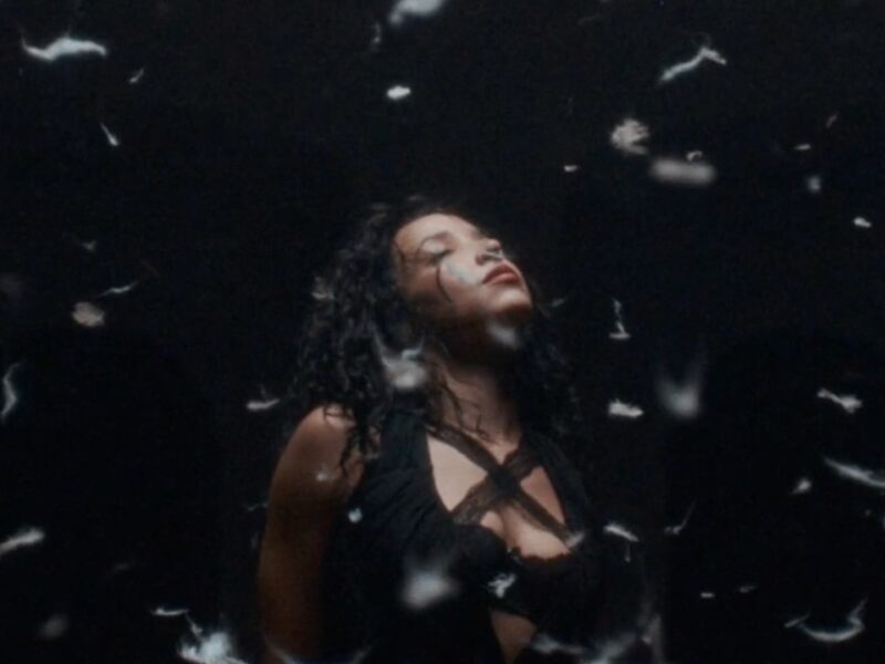 Tinashe, ‘Pillow Fight’ ile Billboard 200’de ilk 10’a giren ilk albümünün son provasını yaptı