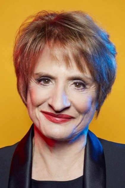 Patti LuPone dans le rôle de Mona Wassermann
