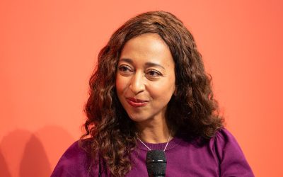 Melanie Raabe, ilk romanı Die Falle Netflix dizisi olan Alman gerilim yazarı