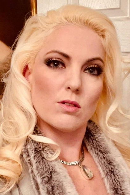 Crystal Mayes nel ruolo di una frequentatrice del club VIP di Ladimer (non accreditata)
