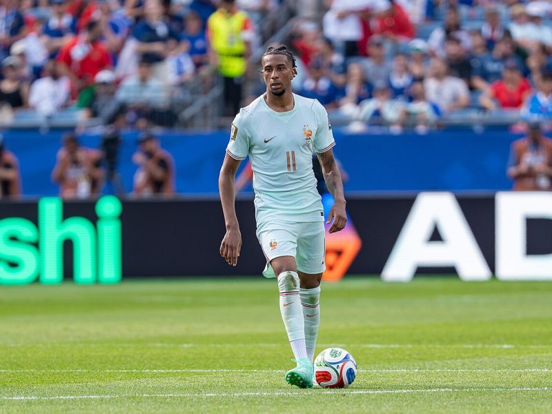 Michael Olise superó a Pelé en asistencias y el Bayern aún espera su renovación