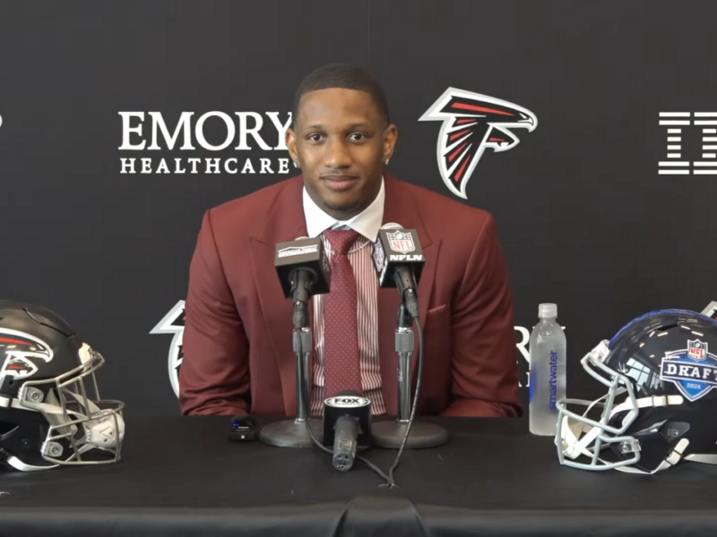 Michael Penix Jr., 부상과 싸우며 팰컨스를 이끄는 왼손 쿼터백