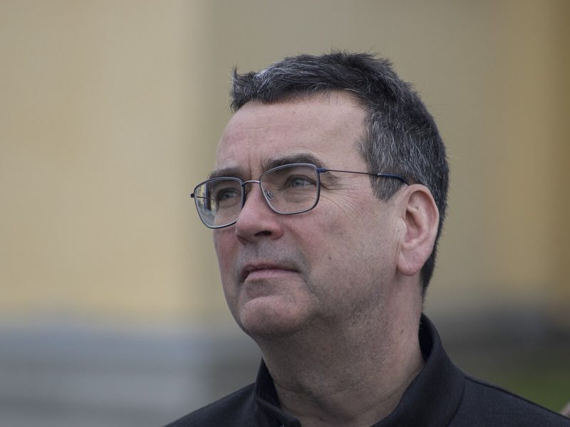 Mick Herron, el oficinista del tren de Oxford que hizo de los descartes del MI5 la mejor novela de espías