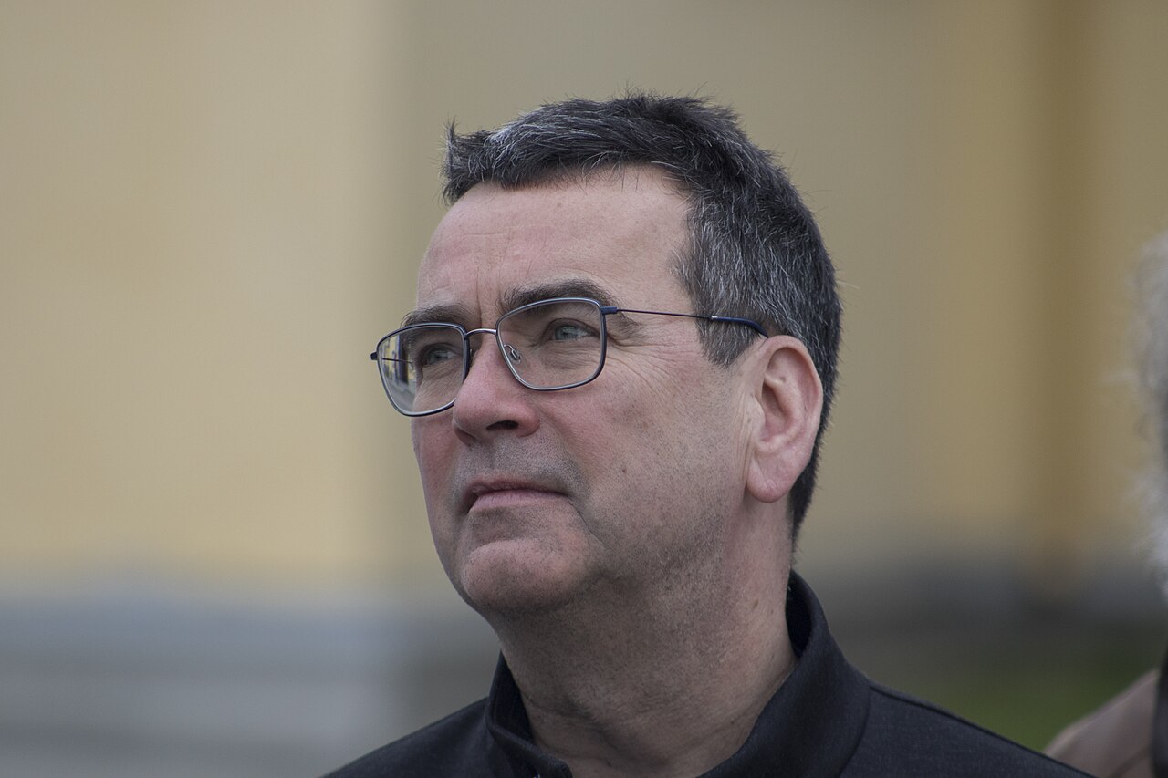 Mick Herron, o passageiro do comboio de Oxford que fez dos rejeitados do MI5 a melhor espionagem britânica