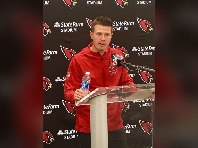 Mike LaFleur, el head coach de Cardinals que vuelve a llamar las jugadas tras salir de los Jets