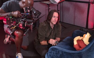 Synchronsprecher Matt Mercer wird zum lächelnden Puppenboss von Mr Magpie’s Harmless Card Game