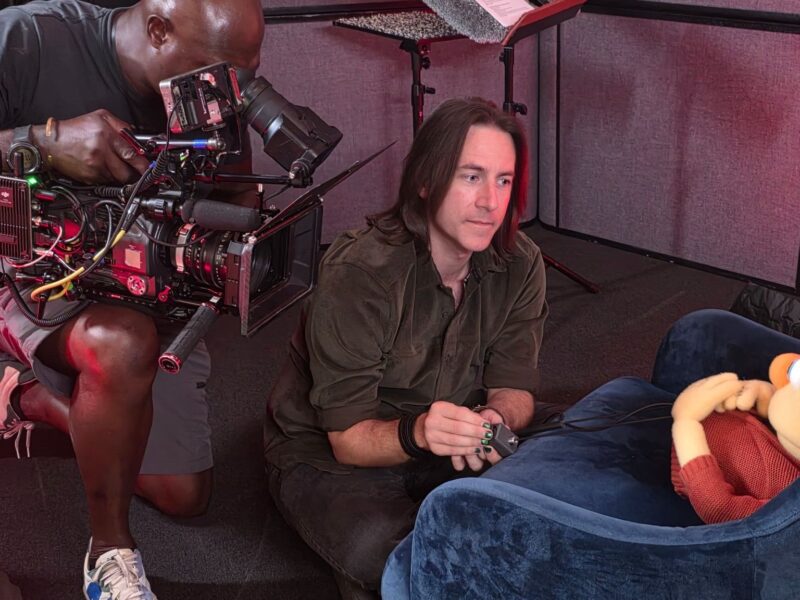 O dublador Matt Mercer vira o fantoche sorridente que comanda Mr Magpie’s Harmless Card Game