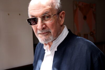 Salman Rushdie narra a própria tentativa de assassinato em Knife, documentário de Alex Gibney