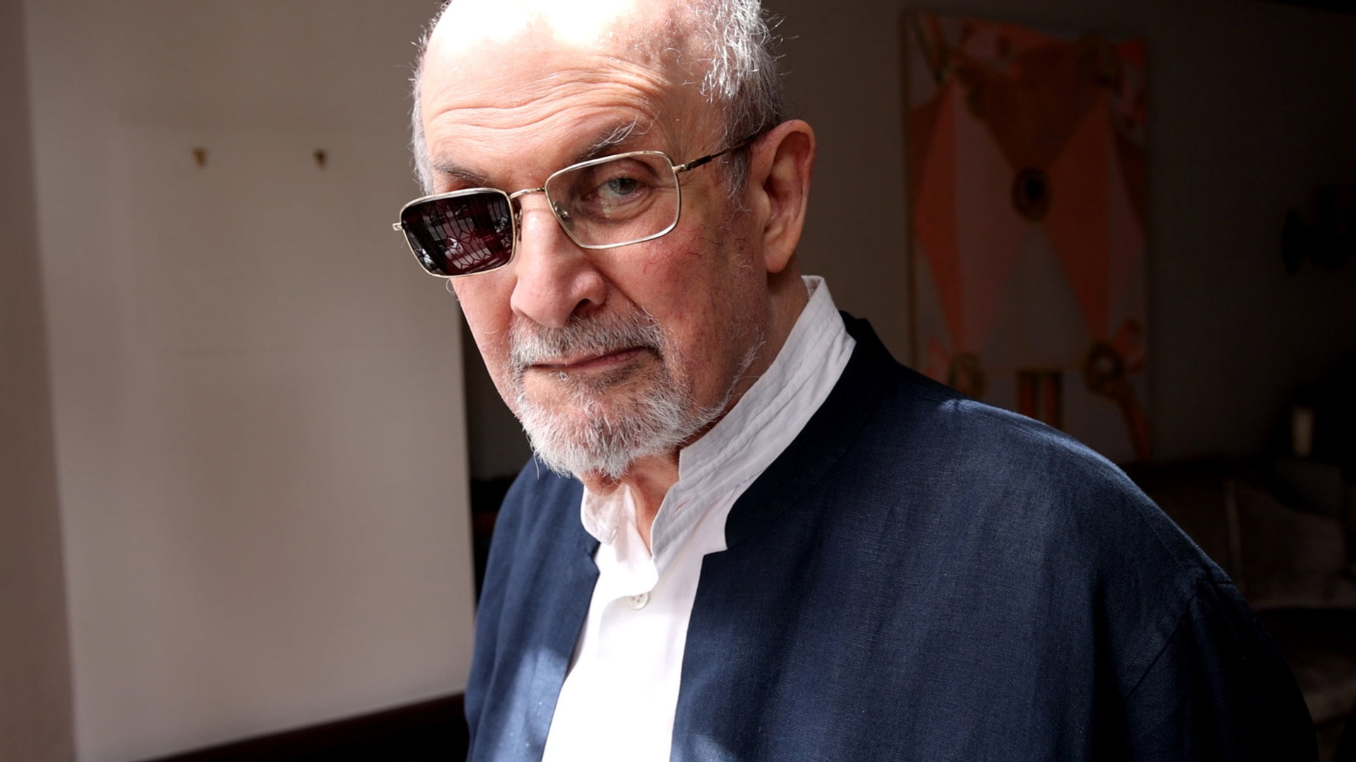 Salman Rushdie narra a própria tentativa de assassinato em Knife, documentário de Alex Gibney