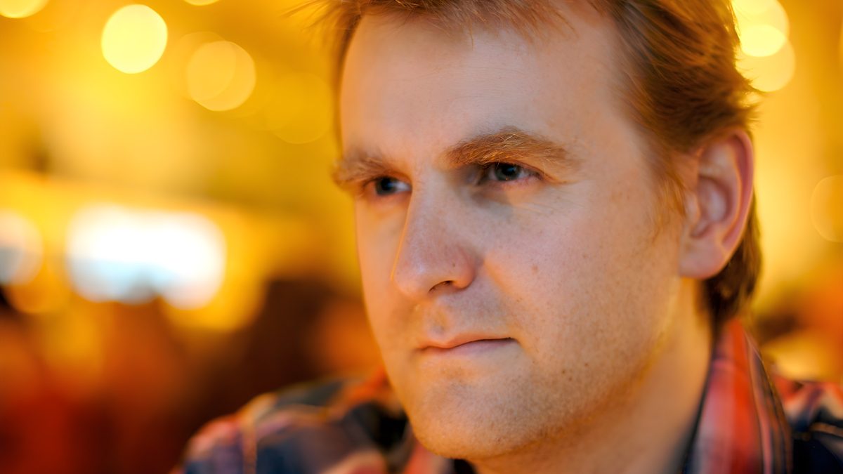 Nick Harkaway, autor szalonej fantastyki naukowej, który dziś podtrzymuje przy życiu George’a Smileya swojego ojca