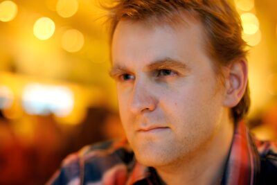 Nick Harkaway, o romancista de ficção científica gonzo que agora mantém vivo o George Smiley do pai