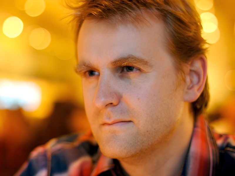 Nick Harkaway, o romancista gonzo da ficção científica que agora mantém vivo o George Smiley do pai