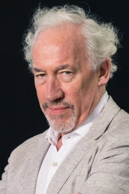 Simon Callow como Malcolm