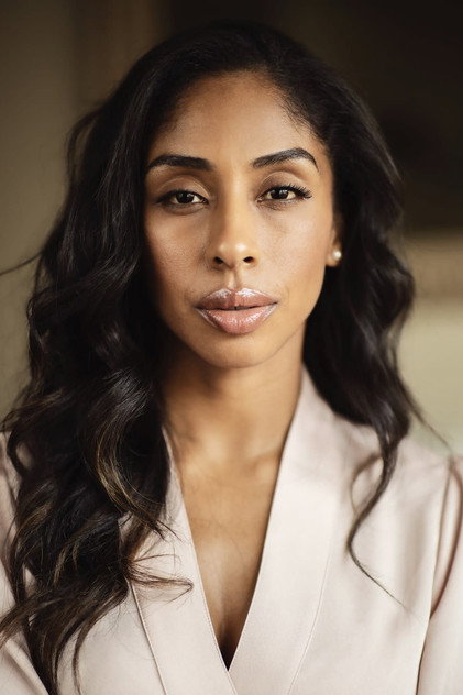 Yvonne Senat Jones como Sonya