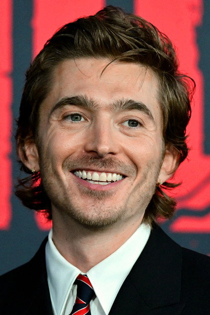 Austin Abrams como James