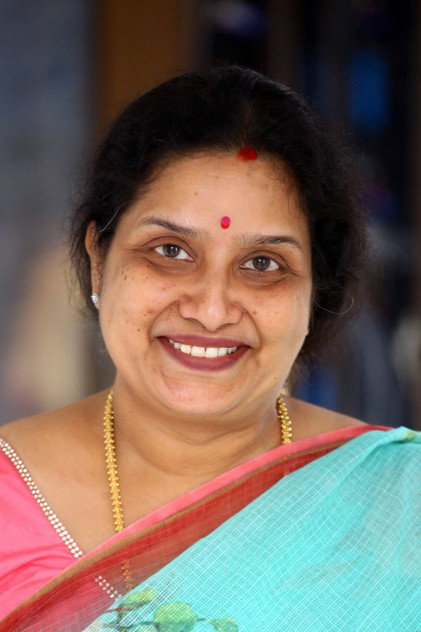Tulasi în rolul lui Revathi Polishetty, mama lui Sidhu