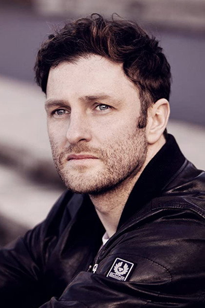 Steven Cree como Elliot Carter