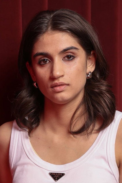 Mia Tharia como Josie