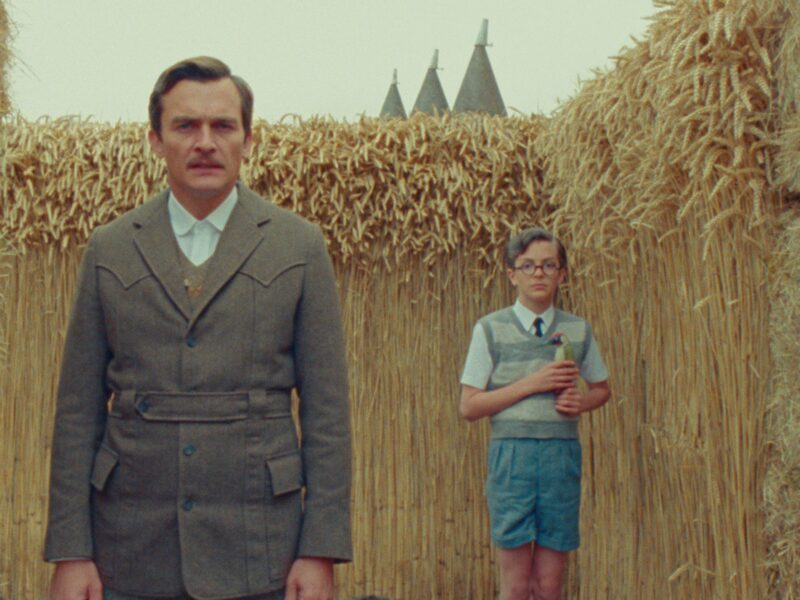 El Cisne convierte la pulcritud de Wes Anderson en un retrato frío y preciso de la crueldad