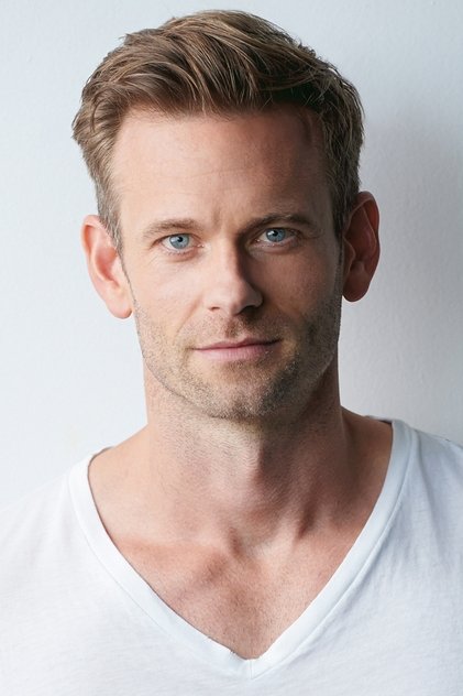 Eric Johnson dans le rôle de Clint Logan
