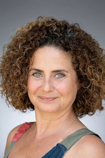 Esra Akkaya dans le rôle de Gülgün