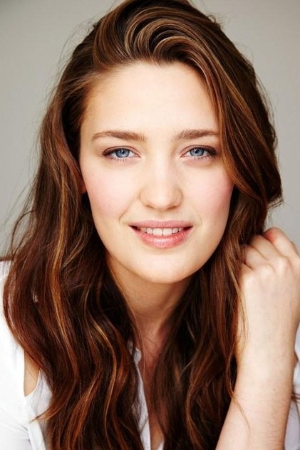 Tess Haubrich como Heather