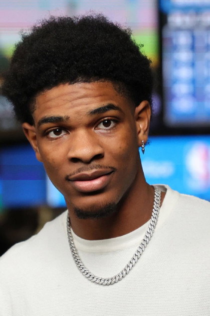 Scoot Henderson como Romeo Travis
