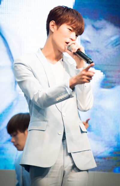 Park Seo-ham singing with KNK at KBS Cool FM in Seoul, July 2016