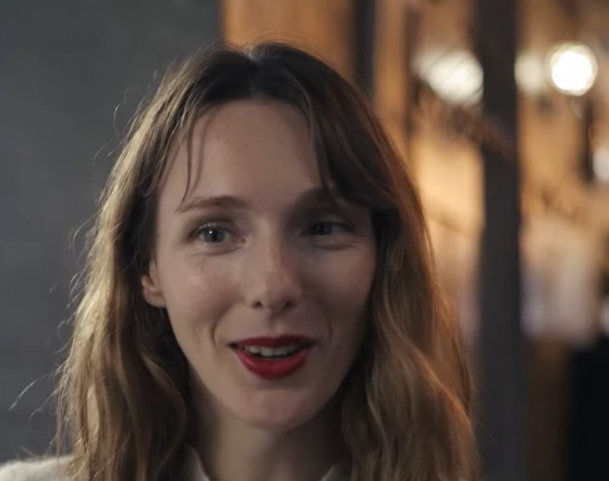Pauline Clément – skådespelerskan som tog sketchhumorn in på Comédie-Française