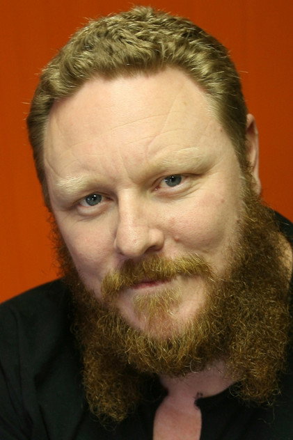 Eddie Baroo dans le rôle de Veteran Seth