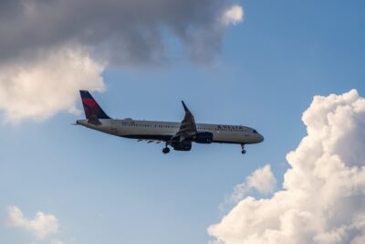 Delta alza i prezzi e taglia posti in economy con 6 miliardi di dollari di carburante in più