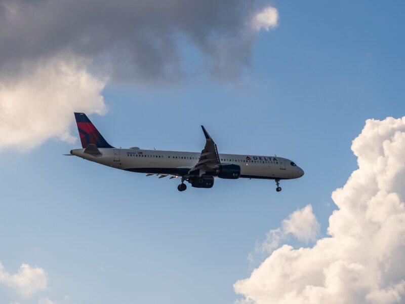Delta monte ses prix et rogne la classe éco face à 6 milliards de dollars de kérosène