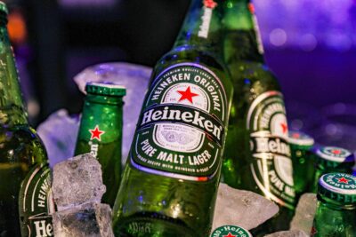Heineken rät Pubs zu kleineren Biergläsern, L’Oréal setzt auf das „Ozempic-Gesicht“