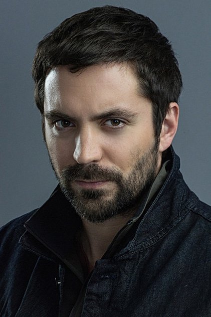 Rhys Coiro como Coco